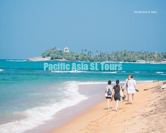 intrepid travel sri lanka unawatuna beach e1511415769473